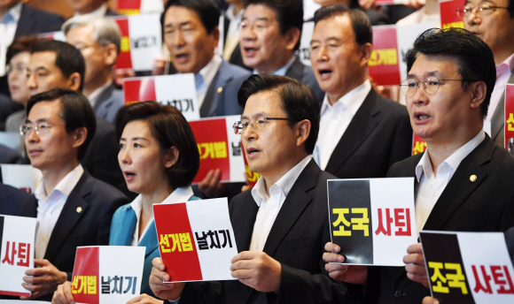 29일 오전 준연동형 비례대표제 도입을 골자로 공직선거법 개정안이 국회 정치개혁특별위원회 전체회의에서 통과되자 자유한국당 의원들이 국회 본관 로텐더홀 계단에서 규탄의총을 하고 있다.  2019.8.29..김명국 선임기자 daunso@seoul.co.kr