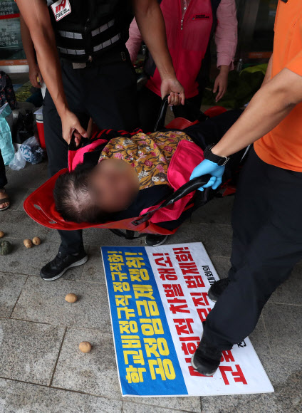농성 중 이송되는 학교 청소원