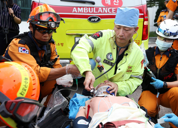 응급처치하는 이국종 센터장