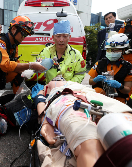 응급처치하는 이국종 센터장