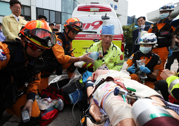 응급처치하는 이국종 센터장