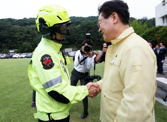 이야기 나누는 이재명 지사와 이국종 센터장