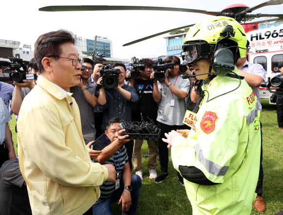 이야기 나누는 이재명 지사와 이국종 센터장