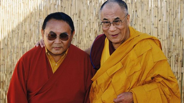 달라이 라마와 함께 한 소걀 린포체. 고인은 13대 달라이 라마의 스승이 환생한 것이라 여겨졌다. AFP 자료사진