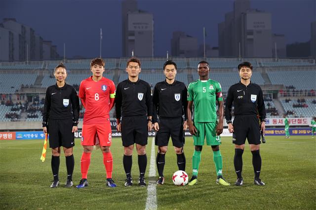 2017년 3월 충남 천안에서 열린 20세 이하(U20) 4개국 축구대회 한국과 잠비아의 경기에 앞서 김경민(왼쪽 첫 번째) 부심이 기념촬영을 하고 있다. 대한축구협회 제공