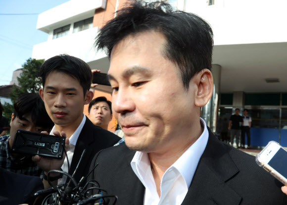 기자들의 질문 받는 양현석