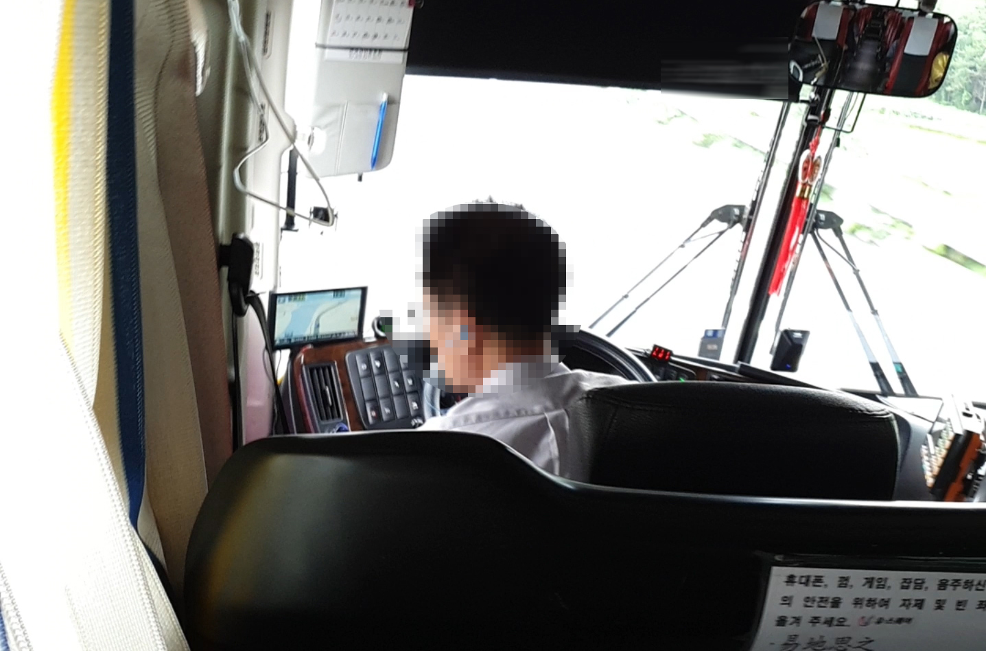 지난 28일 오후 광주종합터미널을 출발해 순천으로 향하던 시외버스 운전기사가 운전석 한쪽에 놓여 있는 휴대전화로 유튜브를 시청하며 운전하고 있다. [사진=시민제보]