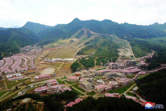 김정은 북한 국무위원장이 평안남도 양덕군 온천관광지구 건설현장을 시찰했다고 31일 조선중앙통신이 보도했다. 2019.8.31  연합뉴스