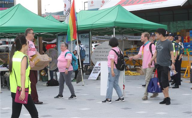 31일 오전 인천 부평광장에서 열리는 ‘인천퀴어문화축제’에 참가하기 위해 영국대사관 관계자들이 행사장으로 들어서고 있다.이날 퀴어축제에는 프랑스, 독일, 아일랜드 대사관 관계자들이 참석한다. 2019.8.31 뉴스1