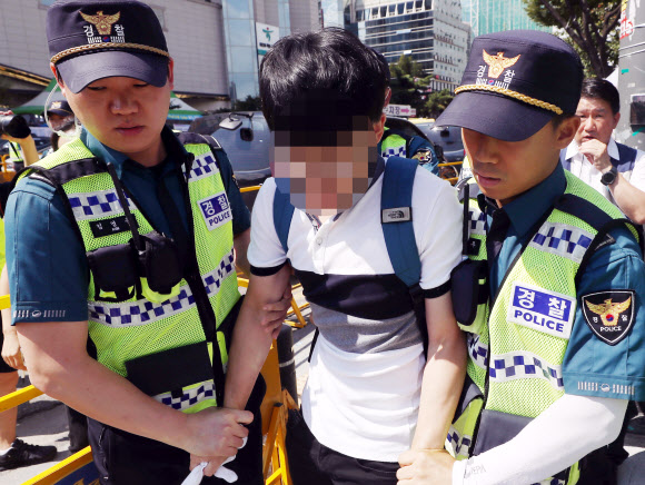 퀴어축제를 반대하는 한 시민이 31일 오전 인천시 부평구 부평동 부평역 앞 쉼터광장에서 열린 ‘2019 제2회 인천퀴어문화축제’에 난입하려다가 경찰에 제지당하고 있다. 2019.8.31  연합뉴스