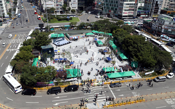 31일 오전 인천시 부평구 부평동 부평역 앞 쉼터광장에서 열린 ‘2019 제2회 인천퀴어문화축제’에서 성 소수자 인권과 성적 다양성을 알리는 행사가 진행되고 있다. 2019.8.31  연합뉴스