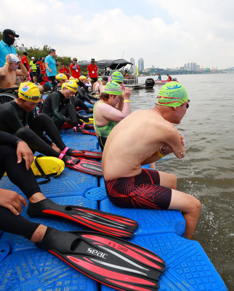 31일 서울 송파구 잠실한강공원에서 열린 ‘제13회 장애인수영 한강건너기 대회’에서 참가자들이 1.6km 떨어진 뚝섬한강공원까지 수영으로 한강을 건너기 위해 출발 준비를 하고 있다. 2019.8.31  연합뉴스