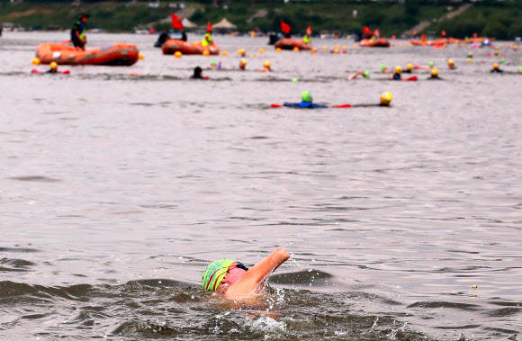 31일 서울 송파구 잠실한강공원에서 열린 ‘제13회 장애인수영 한강건너기 대회’에서 한 장애인 참가자가 1.6km 떨어진 뚝섬한강공원까지 수영으로 한강을 건너고 있다. 2019.8.31  연합뉴스