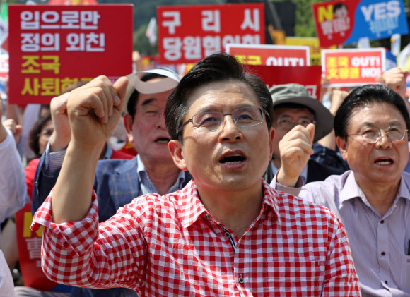 자유한국당 황교안 대표가 오후 서울 종로구 경복궁역 인근에서 열린 문재인 정권 규탄 집회에서 구호를 외치고 있다. 2019.8.31  연합뉴스
