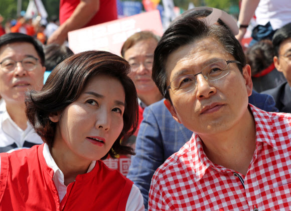 31일 오후 서울 종로구 경복궁역 인근에서 열린 문재인 정권 규탄 집회에서 자유한국당 황교안 대표(오른쪽)와  나경원 원내대표가 얘기하고 있다. 2019.8.31  연합뉴스