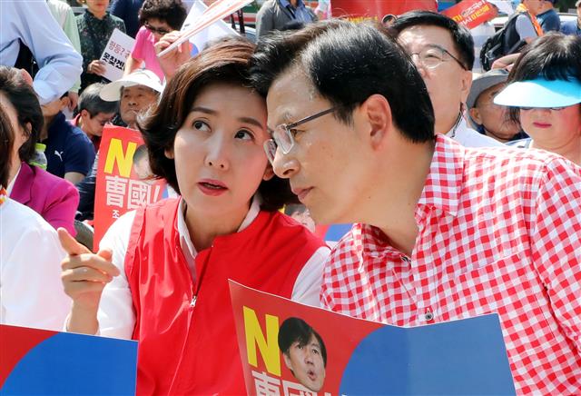 황교안 자유한국당 대표와 나경원 원내대표가 31일 오후 서울 종로구 사직공원 앞에서 열린 문재인 정권 규탄 장외집회에서 대화하고 있다.2019.8.31 뉴스1