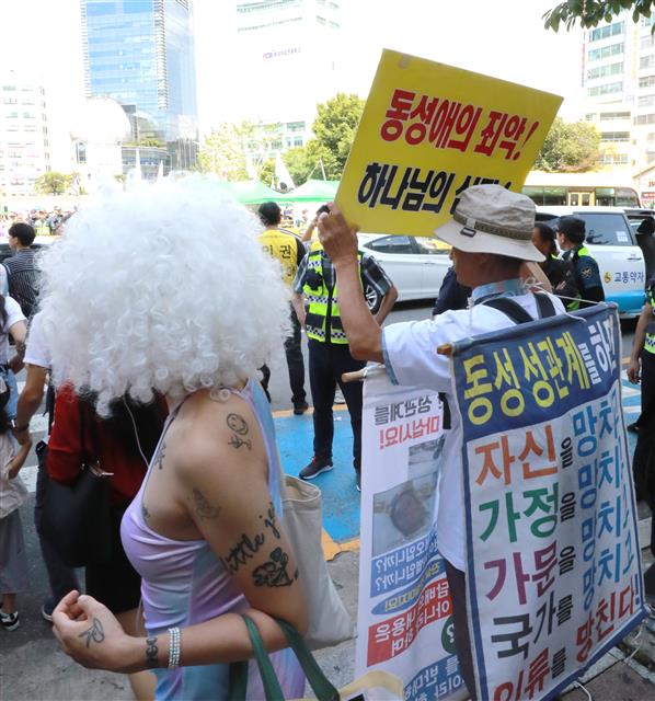 31일 오후 인천 부평광장에서 ‘인천퀴어문화축제’가 열리고 있는 가운데 축제 반대 측이 피켓을 들고 시위하고 있다. 2019.8.31 뉴스1