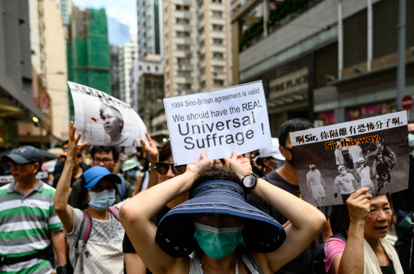 시위대가 31일(현지시간) 홍콩 중심가에서 ‘범죄인 인도 법안(송환법)’ 철폐와 민주화를 요구하며 거리 행진을 하고 있다. AFP 연합뉴스