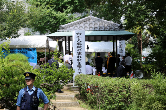 간토대학살 조선인 희생자 추도식 앞에서 집회 여는 일본극우들