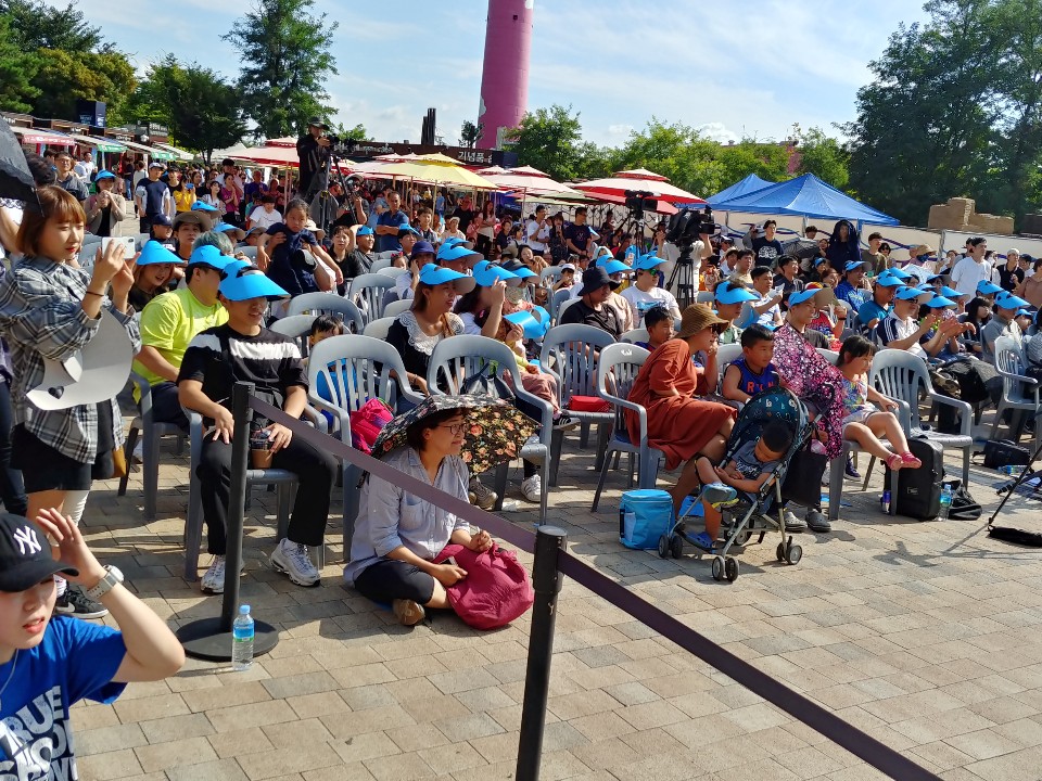 많은 시민들이 광명동굴에서 처음 열리는 전국 비보이대회를 즐기고 있다.