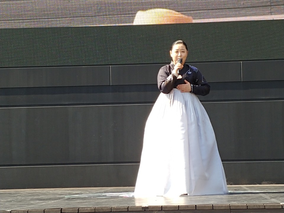 임방울국악제 대통령상을 수상한 원진주 명창이 국악가요 홀로아리랑과 내가 원하는 우리나라를 열창했다.