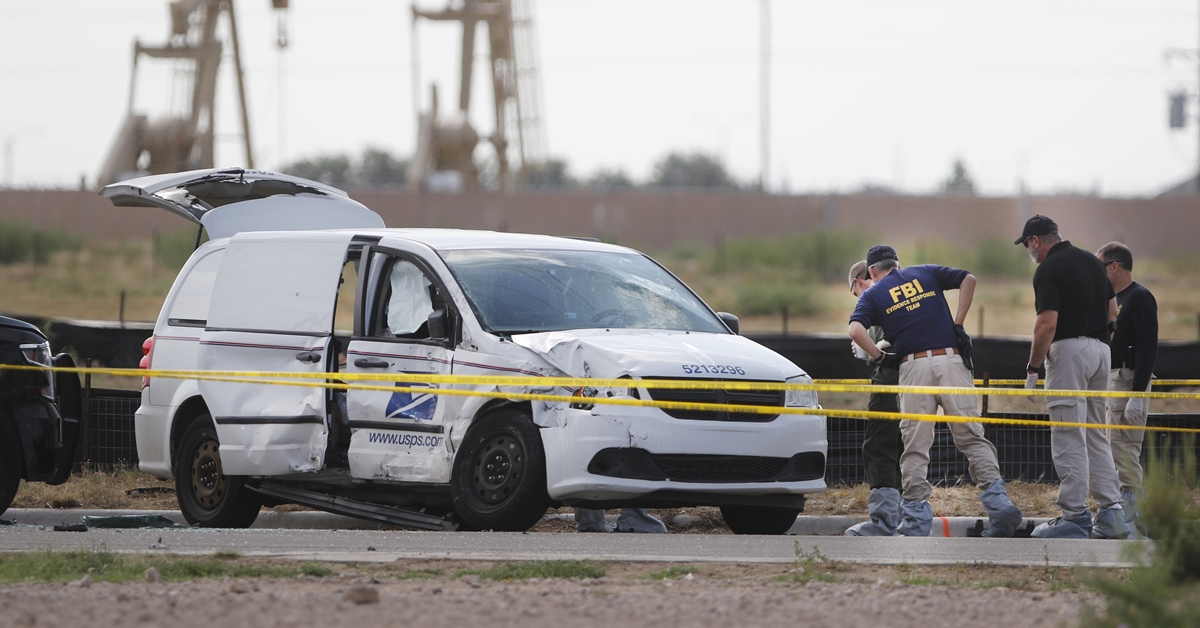 미국 연방수사국(FBI) 감식요원들이 지난 31일(현지시간) 미 텍사스 서부의 미들랜드와 오데사에서 총기를 난사한 총격범이 탈취했던 우편배달 차량을 1일 살펴보고 있다. AP 연합뉴스