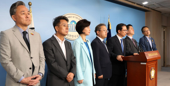 기자회견하는 민주당 법사위원들