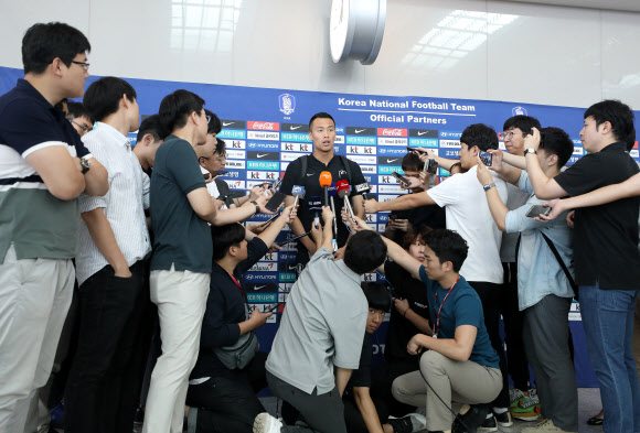 인터뷰하는 김신욱