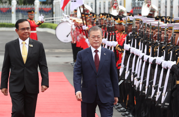 문재인 대통령이 2일 태국 방콕 총리실 청사에서 열린 환영식에 쁘라윳 짠오차 총리와 의장대 사열을 하고 있다. 2019. 09.02. 도준석 기자pado@seoul.co.kr
