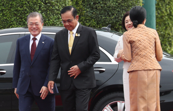 문재인 대통령과 김정숙 여사가 2일 오전(현지시간) 태국 총리실 청사에서 공식 환영식 앞서 쁘라윳 짠오차 총리와 부인 나라펀 여사의 영접을 받고 있다. 2019. 09.02. 도준석 기자pado@seoul.co.kr