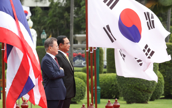 문재인 대통령이 2일 태국 방콕 총리실 청사에서 열린 환영식에 쁘라윳 짠오차 총리와 국민의례를 하고 있다. 2019. 09.02. 도준석 기자pado@seoul.co.kr