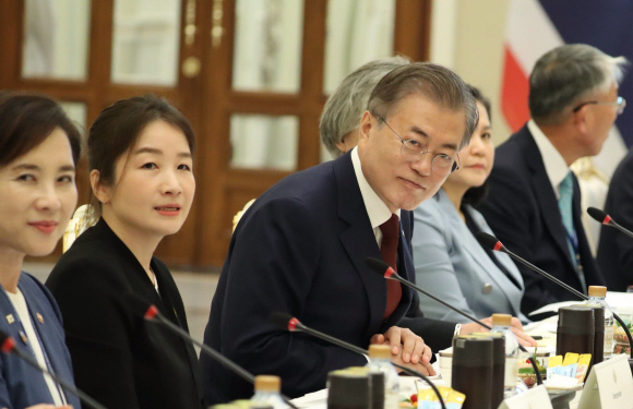 태국을 공식 방문중인 문재인 대통령이 2일 태국 방콕 총리실 청사에서 쁘라윳 짠오차와 정상회담을 하고 있다. 2019. 09.02. 도준석 기자pado@seoul.co.kr