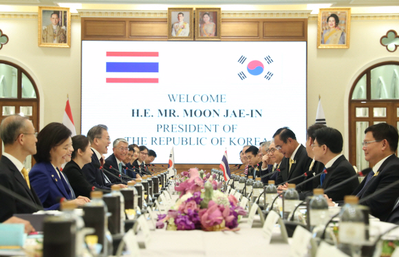 태국을 공식 방문중인 문재인 대통령이 2일 태국 방콕 총리실 청사에서 쁘라윳 짠오차와 정상회담을 하고 있다. 2019. 09.02. 도준석 기자pado@seoul.co.kr