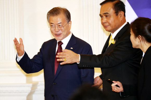 문 대통령과 태국 총리, ‘한국전 참전용사 만나러’