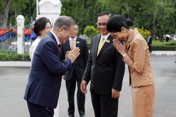 태국을 국빈 방문한 문재인 대통령과 김정숙 여사가 2일 오전(현지시간) 방콕 총리식 정원에서 열린 공식환영식에 참석해 쁘라윳 짠오차?태국?총리 부부와 인사하고 있다. 2019. 09.02. 도준석 기자pado@seoul.co.kr