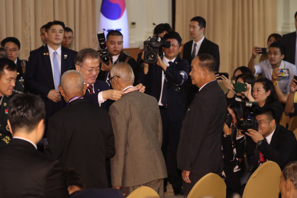 문재인 대통령과 김정숙 여사가 2일 방콕 총리실 청사에서 한국전 참전 용사인 전 태국 육군 대령 아폰부다카나카에게 ‘평화의 사도 메달’을 전달하고 있다. 쁘라윳 짠오차 총리의 제안으로 이뤄진 이번 만남에는 한국전 당시 폭찹고지 전투 중대장으로 활약한 아폰 우타까녹 등 6명의 한국전 참전용사와 반딧 마라이아리순 태국 한국전참전협회 회장, 참전용사의 후손 및 한국전 실종자 가족 등이 참석했다. 평화의 사도 메달은 한국전쟁에서의 희생과 공헌을 기억하고, 감사와 예우를 표명하기 위해 1975년부터 유엔참전용사에게 수여하고 있다. 2019. 09.02. 도준석 기자pado@seoul.co.kr