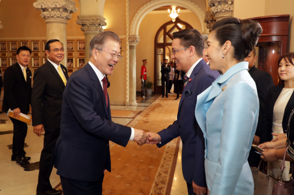 태국을 공식 방문한 문재인 대통령이 2일 오전(현지시각) 방콕 총리실에서 쁘라윳 짠오차 태국 총리와 정상회담을 하기 앞서 태국쪽 각료 및 외교단과 인사하고 있다. 2019. 09.02. 도준석 기자pado@seoul.co.kr