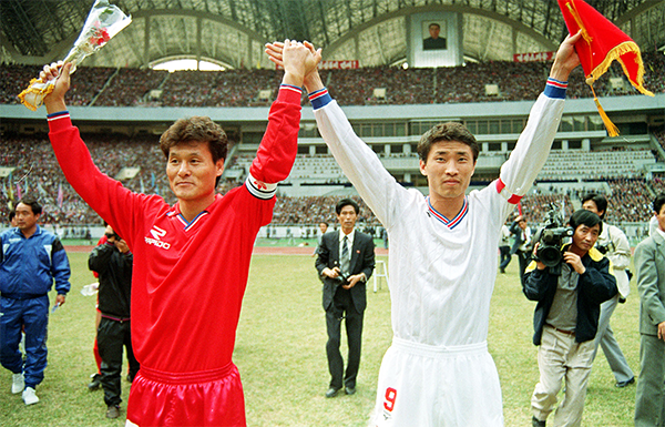 1990년 평양 통일축구 때 한국 주장 정용환(왼쪽)과 북한 주장 윤정수가 손을 맞잡고 15만 관중에 인사하고 있다 대한축구협회 제공