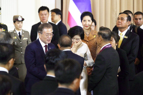 문재인 대통령과 김정숙 여사가 2일 방콕 총리실 청사에서 한국전 참전 용사인 전 태국 육군 대령 아폰부다카나카에게 ‘평화의 사도 메달’을 전달하고 있다. 쁘라윳 짠오차 총리의 제안으로 이뤄진 이번 만남에는 한국전 당시 폭찹고지 전투 중대장으로 활약한 아폰 우타까녹 등 6명의 한국전 참전용사와 반딧 마라이아리순 태국 한국전참전협회 회장, 참전용사의 후손 및 한국전 실종자 가족 등이 참석했다. 평화의 사도 메달은 한국전쟁에서의 희생과 공헌을 기억하고, 감사와 예우를 표명하기 위해 1975년부터 유엔참전용사에게 수여하고 있다. 2019. 09.02. 도준석 기자pado@seoul.co.kr