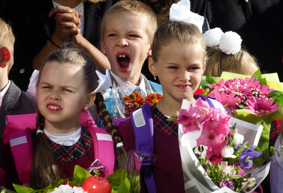 1학년 학생들이 러시아 상트페테르부르크에서 ‘지식의 날(Day of Knowledge)’로 알려진 학년의 전통적인 개학의 일환으로 학교에서 수업의 시작을 알리는 식에 참여하고 있다. AP 연합뉴스