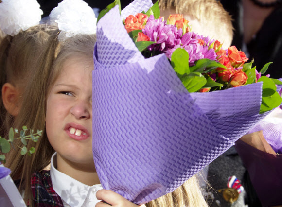 1학년 학생들이 러시아 상트페테르부르크에서 ‘지식의 날(Day of Knowledge)’로 알려진 학년의 전통적인 개학의 일환으로 학교에서 수업의 시작을 알리는 식에 참여하고 있다. AP 연합뉴스