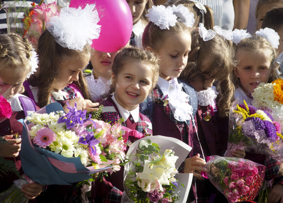 1학년 학생들이 러시아 상트페테르부르크에서 ‘지식의 날(Day of Knowledge)’로 알려진 학년의 전통적인 개학의 일환으로 학교에서 수업의 시작을 알리는 식에 참여하고 있다. AP 연합뉴스