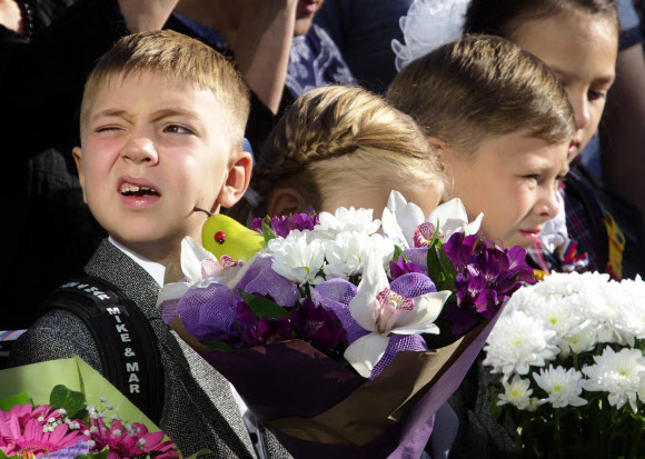 1학년 학생들이 러시아 상트페테르부르크에서 ‘지식의 날(Day of Knowledge)’로 알려진 학년의 전통적인 개학의 일환으로 학교에서 수업의 시작을 알리는 식에 참여하고 있다. AP 연합뉴스