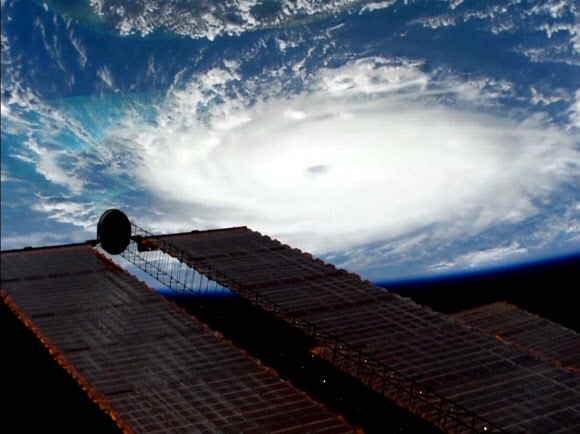미국 항공우주국(NASA)이 1일(현지시간) 국제우주정거장(ISS)에서 포착한 허리케인 ‘도리안’의 모습을 공개했다. 우주에서 바라본 도리안 가운데에 태풍의 눈이 뚜렷하게 보인다. 미 항공우주국 제공 EPA 연합뉴스