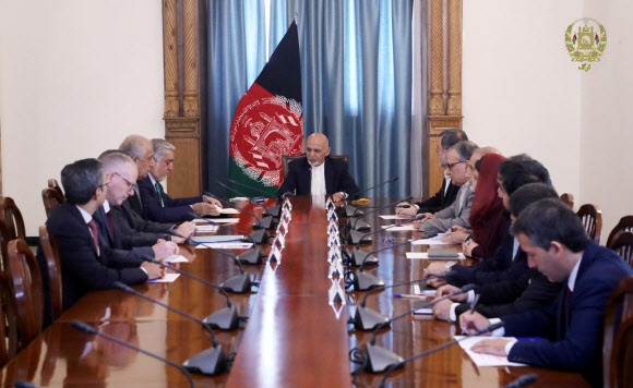 아슈라프 가니 아프가니스탄 대통령이 2일 탈레반과 평화협정 초안에 합의한 잘마이 할릴자드 아프간 주재 미국 특사로부터 협상 결과를 설명 듣고 있다. 아프간 대통령궁 제공 로이터 연합뉴스 