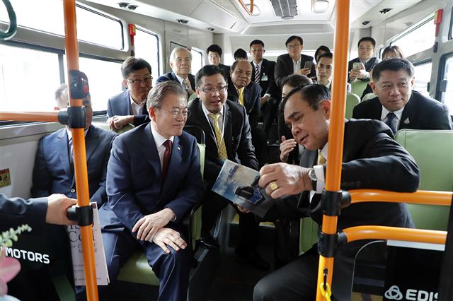 문재인 대통령과 쁘라윳 짠오차 태국 총리가 2일 오후(현지시간) 방콕 인터컨티넨탈 호텔에서 열린 한-태국 비즈니스 포럼을 마친 후 한-태국 공동개발 전기 버스에 시승해 보고 있다. 2019.9.3 청와대 제공