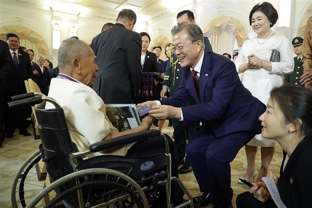 태국을 공식방문 중인 문재인 대통령이 2일 총리실 청사 별관에서 진행된 쁘라윳 총리 주최 공식 오찬에 앞서 한국전에 참전했던 태국 참전용사들을 접견, 참전용사들에게 ‘평화의 사도 특별메달’을 수여한 뒤 감사를 표하고 있다. 2019.9.3 청와대 제공