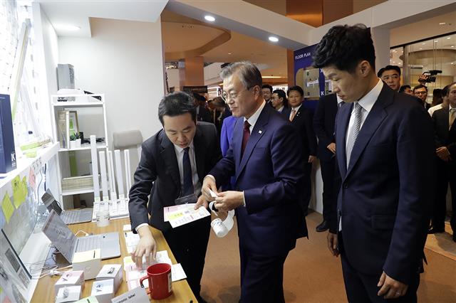 태국을 공식 방문한 문재인 대통령이 2일 오후(현지시간)방콕 센트럴월드 쇼핑몰에서 열린 ‘브랜드K론칭쇼’를 마친 후 박지성 브랜드K 홍보대사와 함께 홍보부스를 돌아보고 있다. 2019.9.3 청와대 제공