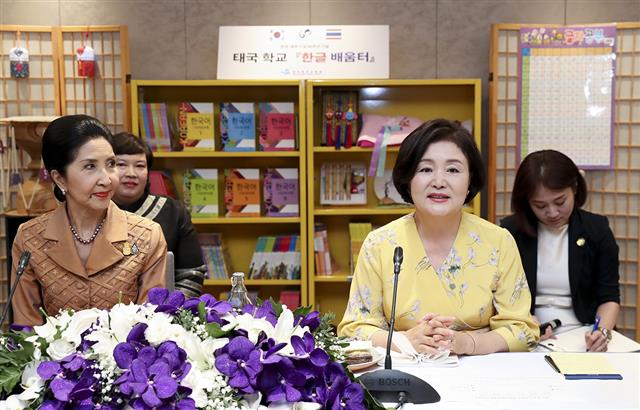문재인 대통령 부인 김정숙 여사와 나라펀 태국 총리 부인이 2일 태국 방콕 차트리움 호텔에서 열린 한국어 말하기 대회 참관에 앞서 한국어를 학습하는 태국 학생들과 간담회를 하고 있다. 2019.9.3 청와대 제공