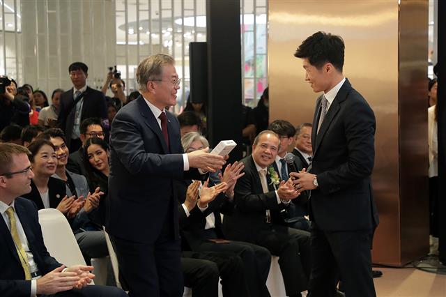 태국을 공식방문 중인 문재인 대통령이 2일 태국 방콕 쇼핑몰 센트럴월드에서 열린 중소기업 국가대표 브랜드 ‘브랜드 K’ 런칭쇼에서 브랜드 K 홍보대사 박지성과 대화를 나누고 있다. 2019.9.3 청와대 제공
